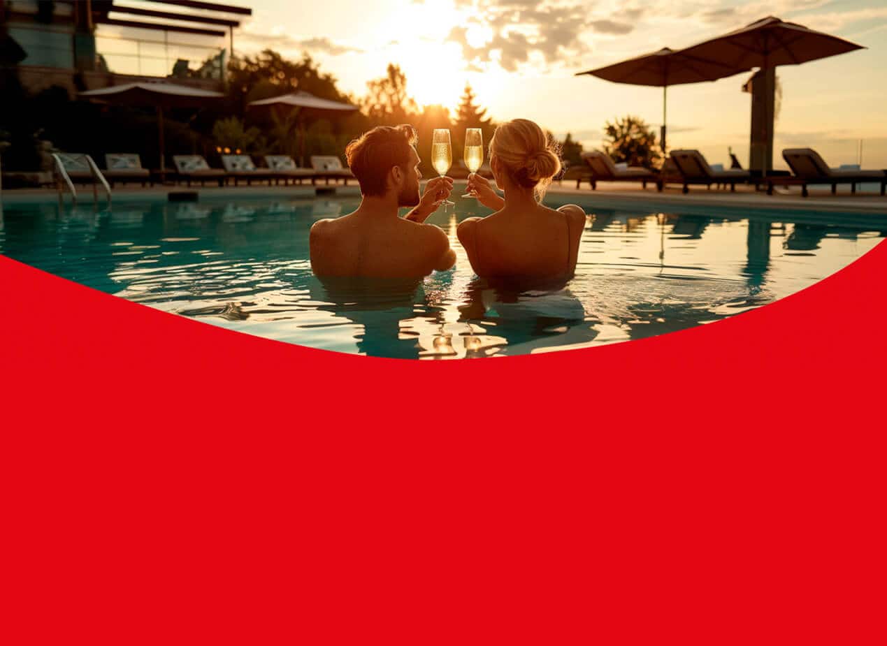 coppia in piscina che beve champagne | colgate