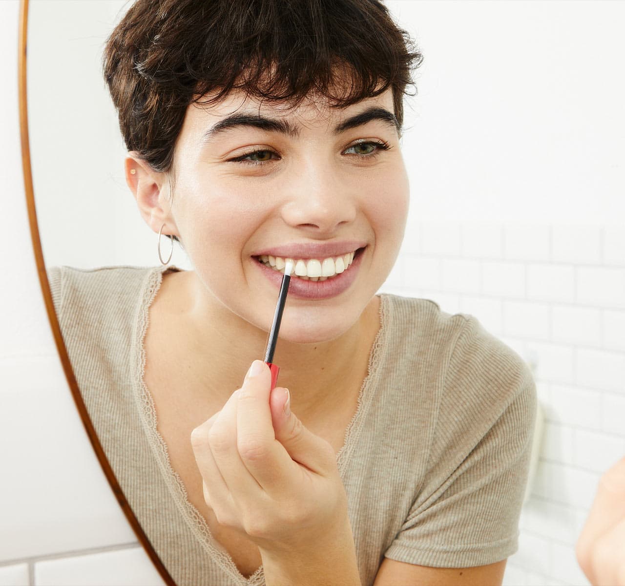 Woman holding Overnight Pen